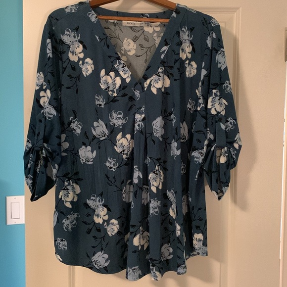 Women’s blue with white flowers blouse xl but will fit a 1x. Fits large. - Picture 5 of 5